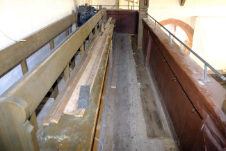Die meisten statischen Maßnahmen werden für die Kirchenbesucher unsichtbar, wie zum Beispiel hier unter dem Fußboden der ersten Empore, verbaut.