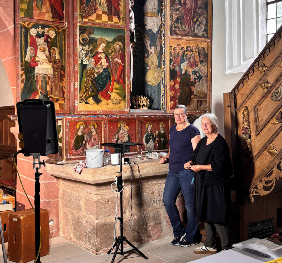 Altarsanierung Veitskirche Die beiden Restauratorinnen Carolin Rötter und Christine Hoffart