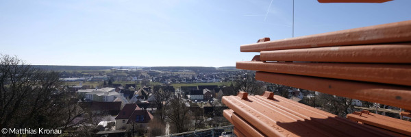 Durchblick durch den offenen Kirchendachstuhl auf Veitsbronn und Siegelsdorf