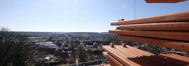 Durchblick durch den offenen Kirchendachstuhl auf Veitsbronn und Siegelsdorf