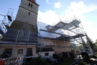 Die Sanierunsgarbeiten an der Veitskirche gehen mit großen Schritten voran. Nachdem die Dachziegel am Kirchenschiff entfernt wurden, können nun die statischen Instandsetzungsarbeiten am Dachgebälk der Kirche beginnen. 