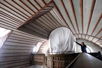 Ursache für die statischen Probleme ist vor allem der nachträgliche Einbau der Orgel auf der zweiten Empore, für den damals verschiedene Dachbalken herausgenommen wurden, die die beiden Fußpfetten auf der Nord- und Südseite der Kirchenmauern zusammengehalten haben.