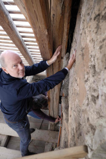 Infolgedessen hat sich der Dachstuhl im westlichen Teil des Gebäudes abgesenkt. Deutlich sichtbar wird dies an der Turmseite, wo sich die Sparren im Lauf der Jahrhunderte deutlich von der Mauer abgelöst haben. 