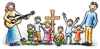 Frau mit Gitarre, Kinder und Mann feiern Gottesdienst, ein Kreuz steht in der Mitte