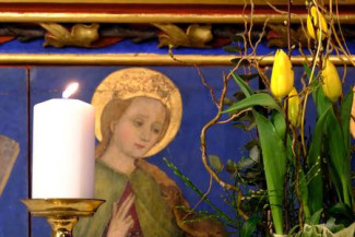 Predella mit Kerze und Blumen