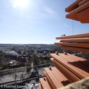 Durchblick durch den offenen Kirchendachstuhl auf Veitsbronn und Siegelsdorf