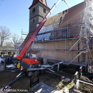 Für die neue Dacheindeckung war Millimeterarbeit nötig. Das begann schon bei der Aufstellung des Krans, der über die Friedhofsmauer gehoben werden musste.